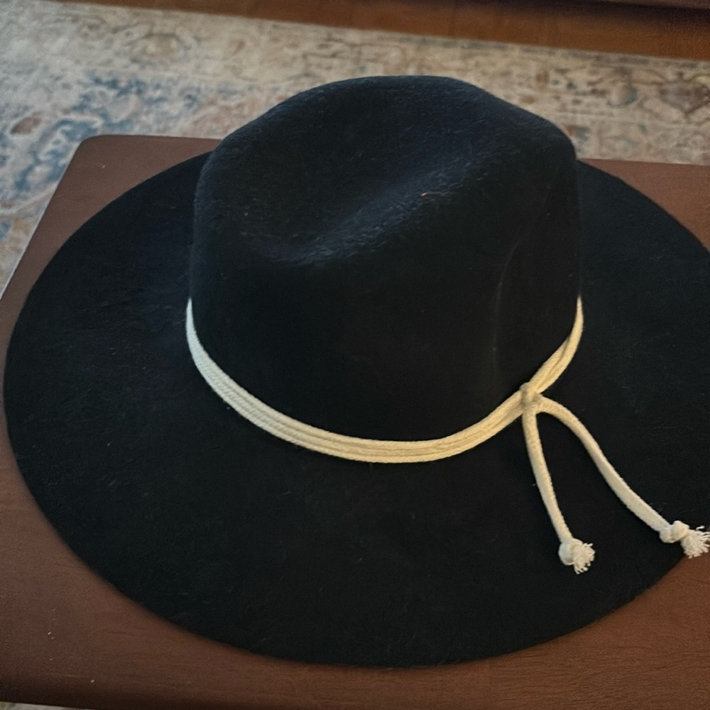Shyanne hat NWT.  Wool felt flat top.